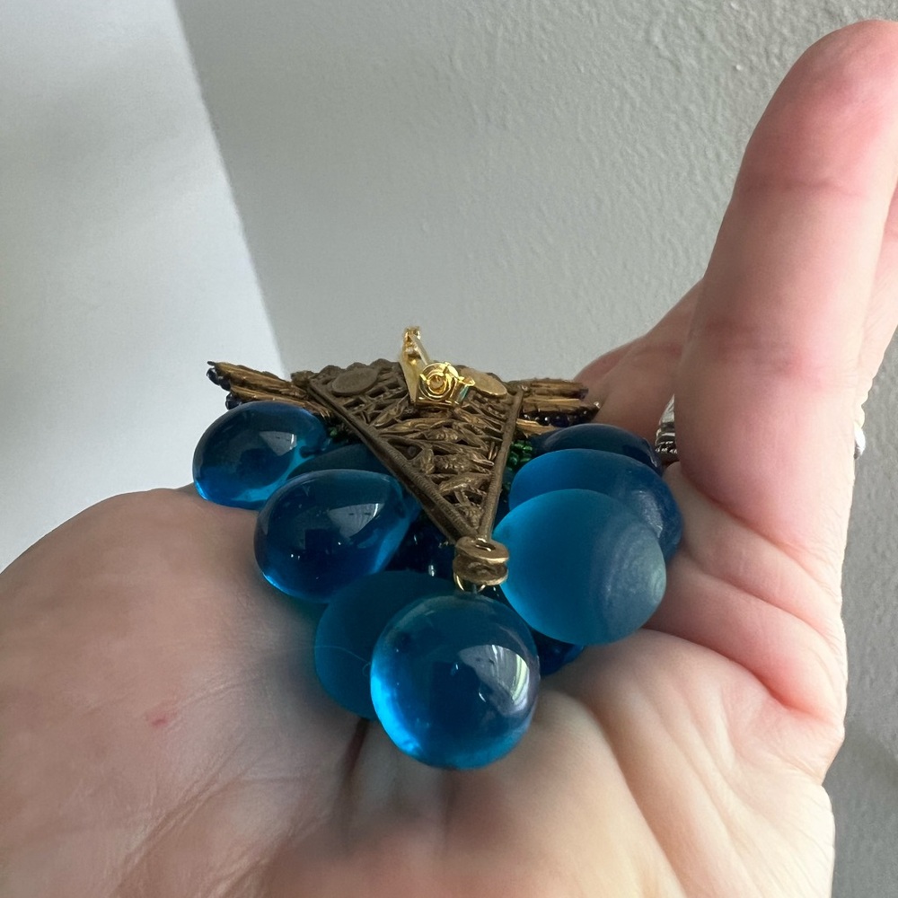 Stanley Hagler Blue Grapes Brooch - Picture 5 of 17